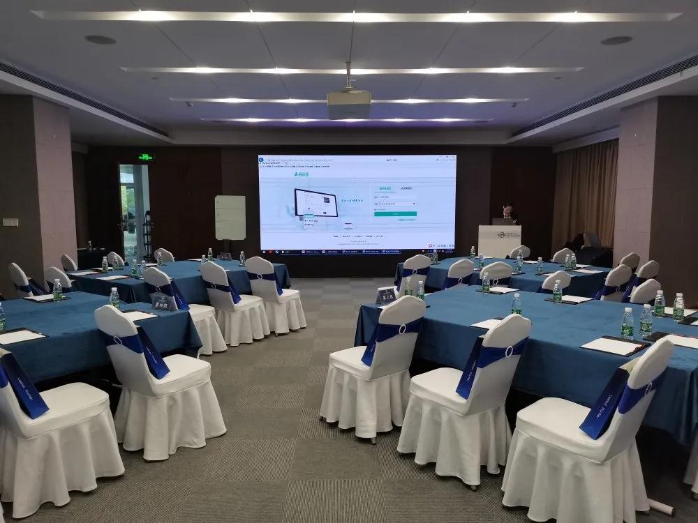 会务组正在进行会场整理及设备调试 会务组正在进行会场整理及设备调试