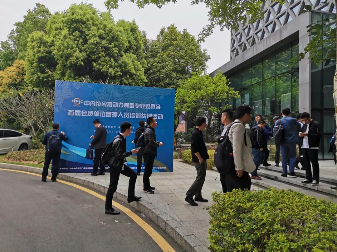 学员们陆续签到入场 学员们陆续签到入场