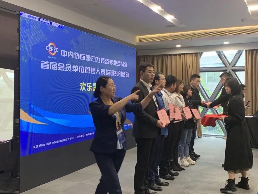 优秀学员上台领奖 优秀学员上台领奖