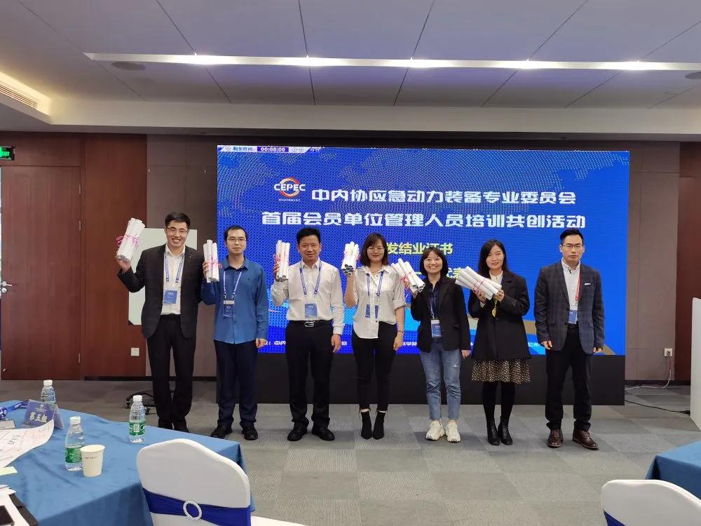 各组长上台领取学员结业证书 各组长上台领取学员结业证书