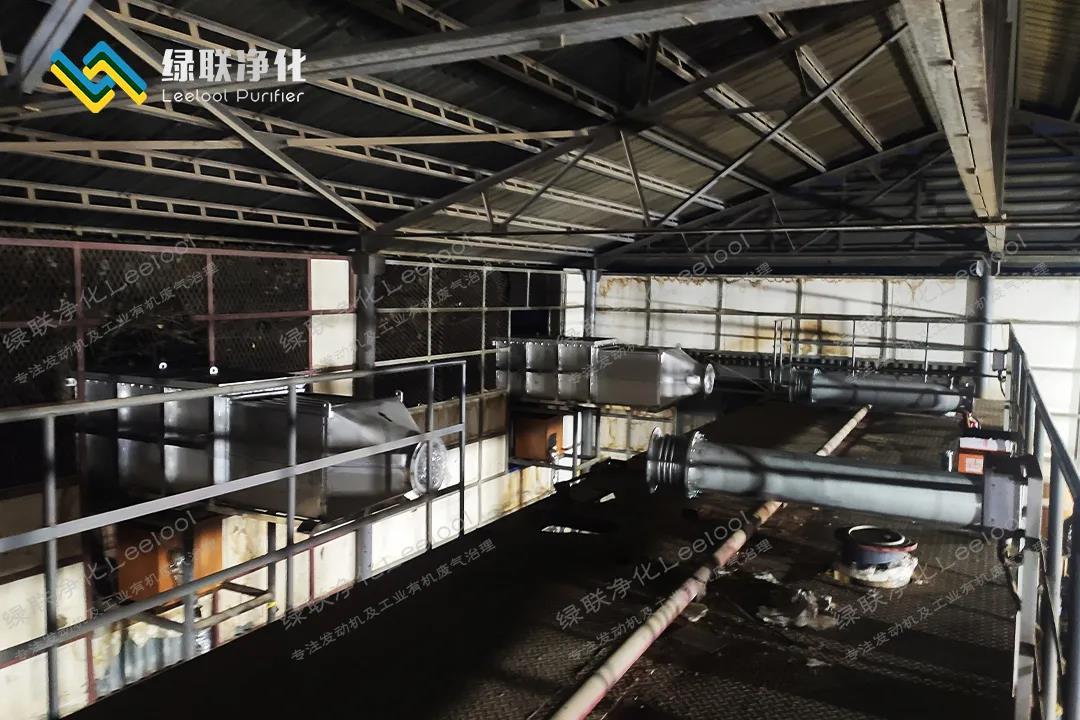 脱硝设备正在安装 脱硝设备正在安装