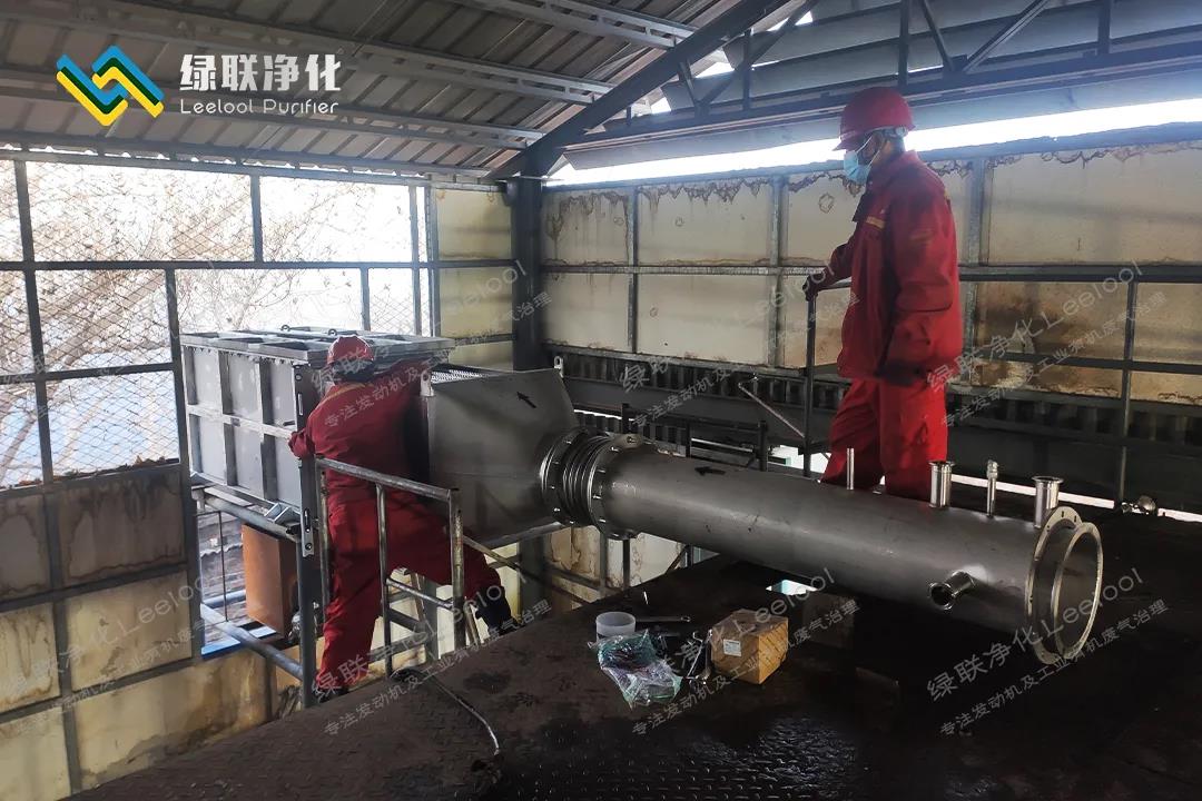 脱硝设备正在安装 脱硝设备正在安装