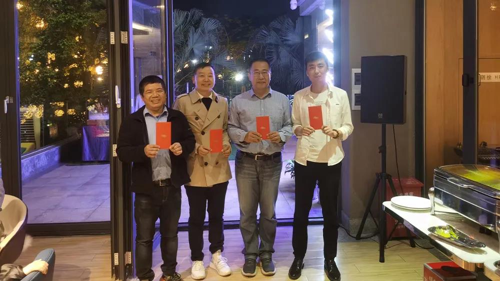 中奖嘉宾上台领奖(部分) 中奖嘉宾上台领奖(部分)