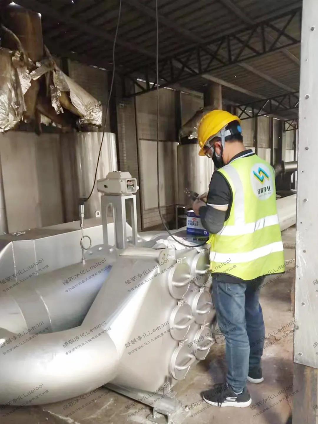 绿联净化黑烟及氮氧化物双降系统正在安装 绿联净化黑烟及氮氧化物双降系统正在安装