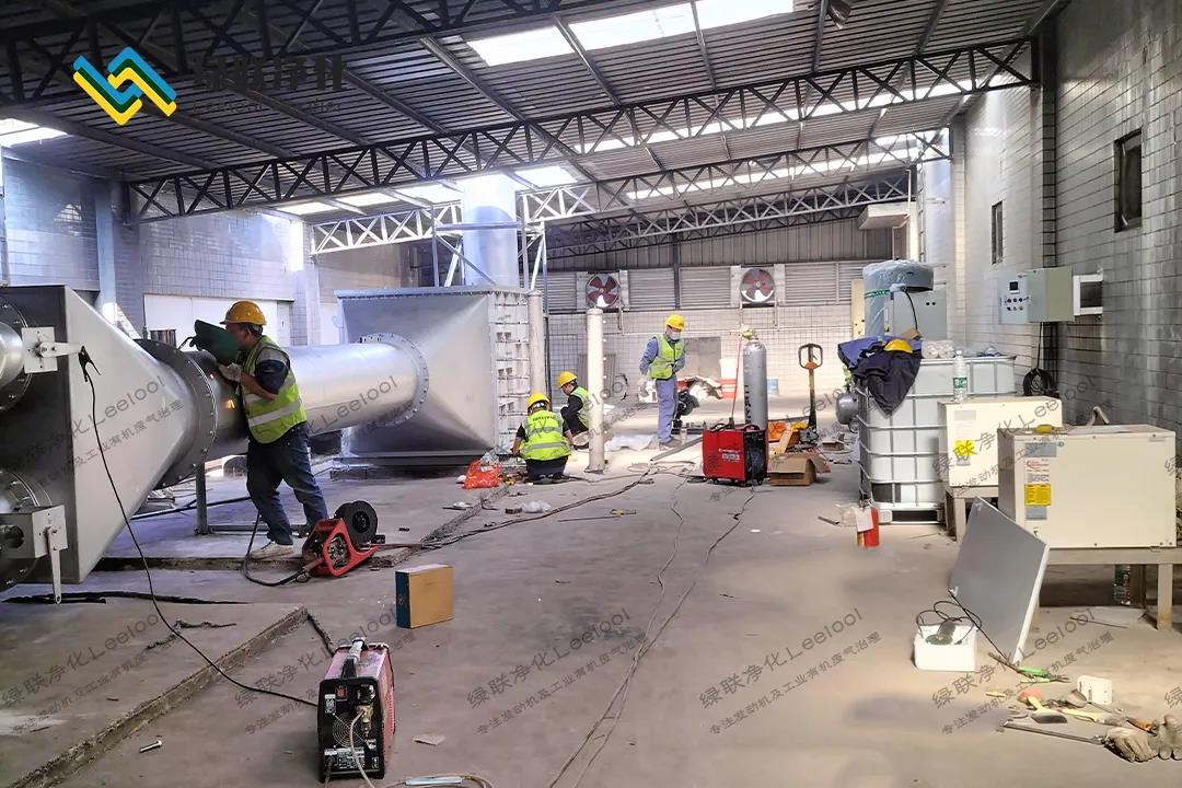 绿联净化黑烟及氮氧化物双降系统正在安装 绿联净化黑烟及氮氧化物双降系统正在安装